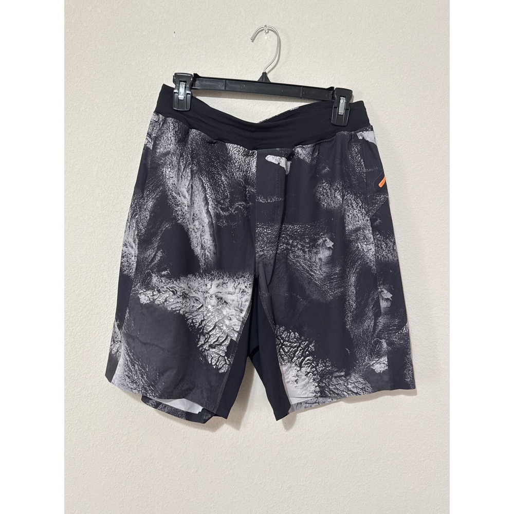 Lululemon Men's Assert Short 9" Aerial Ice Black and White - Size Medium Running